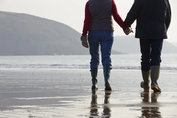 Casal Sênior em Winter Beach — Fotografia de Stock