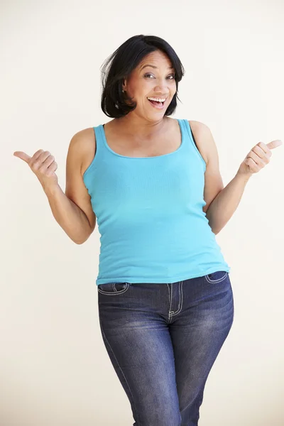 Sonriente mujer con sobrepeso — Foto de Stock