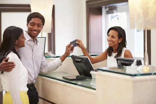 Pareja registrándose en el hotel — Foto de Stock