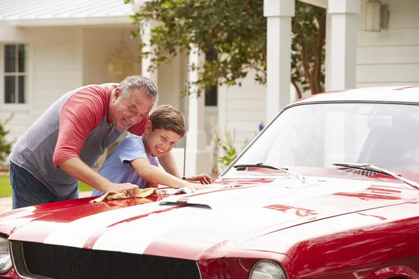 Grand-père et petit-fils nettoyage de voiture — Photo