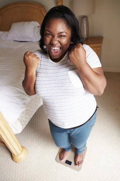 Femme en surpoids debout sur les échelles — Photo