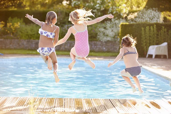 Meninas pulando na piscina — Fotografia de Stock