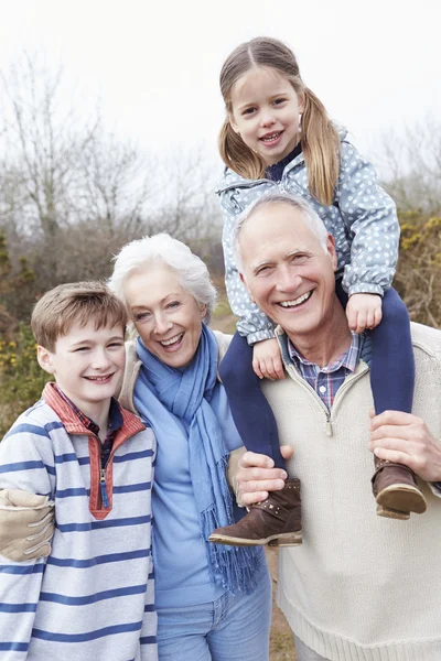 Großeltern mit Enkeln zu Fuß — Stockfoto