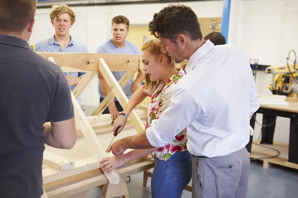 Estudantes universitários estudando carpintaria — Fotografia de Stock