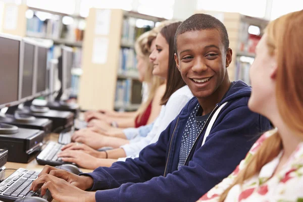Estudantes que trabalham em computadores Imagem De Stock