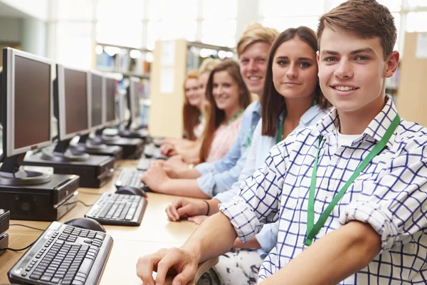 Studenten die werken op Computers — Stockfoto