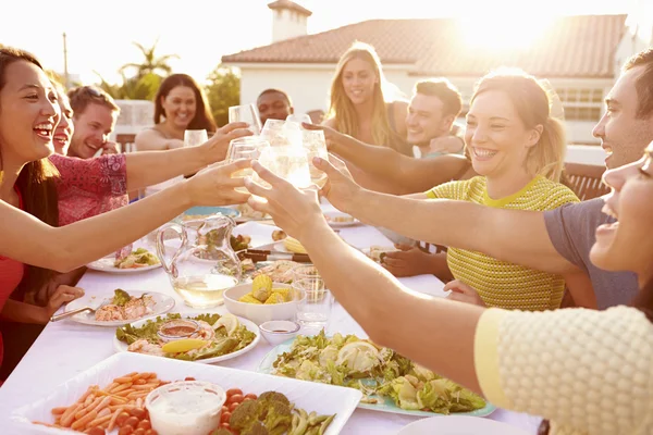 Persone che godono di pasti estivi all'aperto Foto Stock