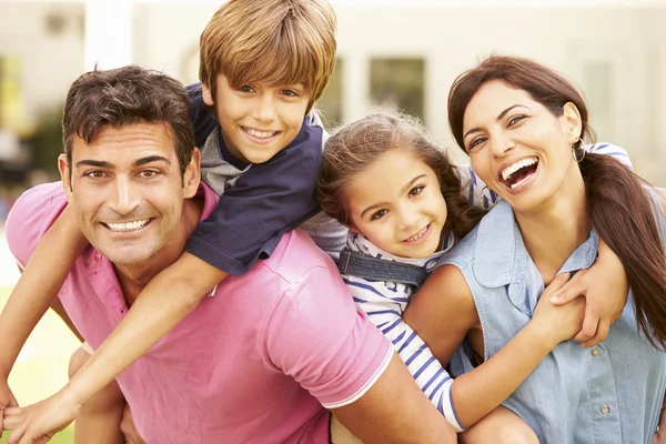 Familia feliz en el jardín Imagen De Stock