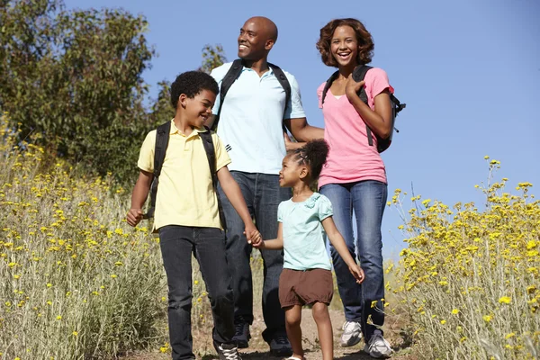 Familia en caminata por el país — Foto de Stock