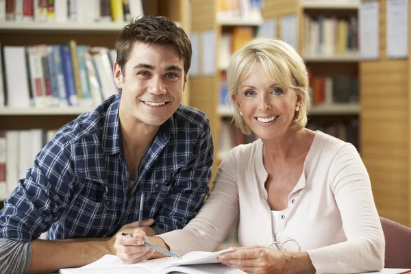 Étudiants travaillant à la bibliothèque — Photo