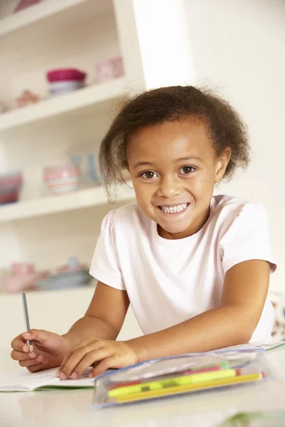 Young girl drawing at home — Stock Photo, Image