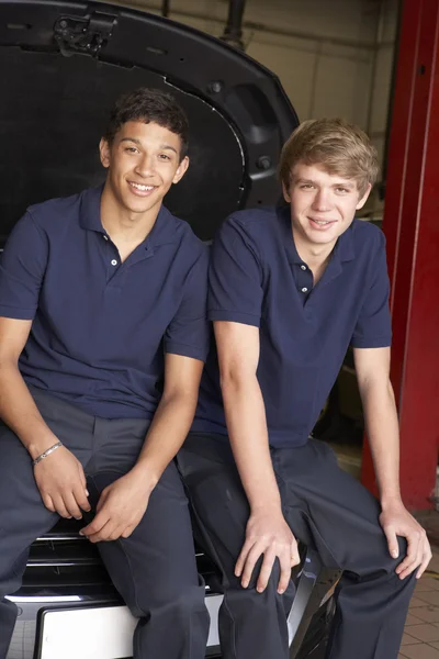 Les jeunes mécaniciens au travail — Photo