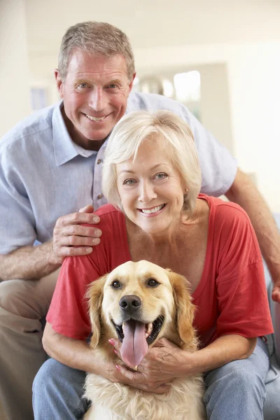 Gepensioneerde paar met hond — Stockfoto