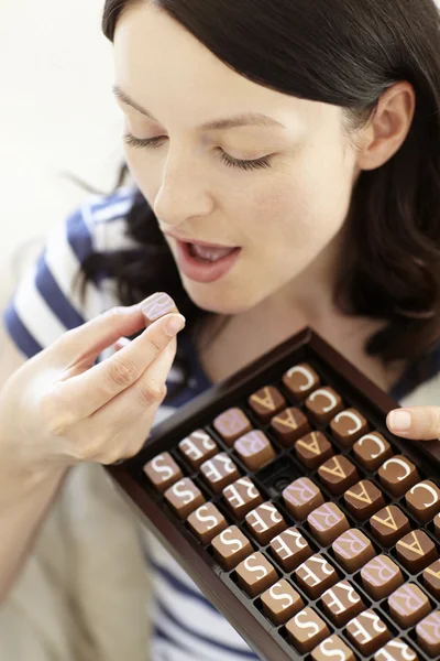 Kvinna äta choklad — Stockfoto