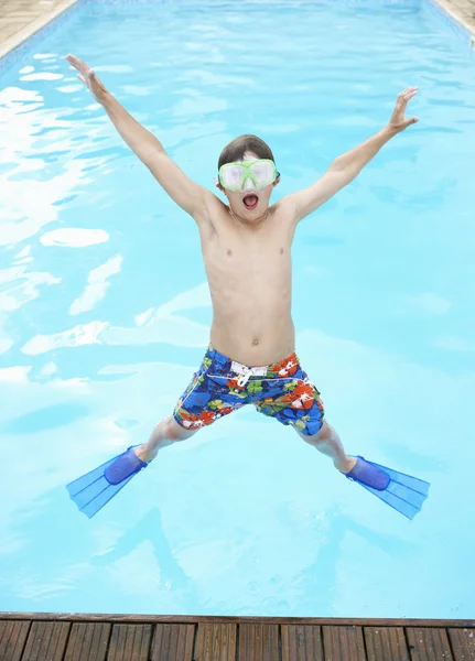 Niño saltando en la piscina — Foto de Stock