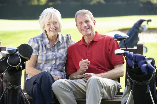 Coppia su campo da golf — Foto Stock