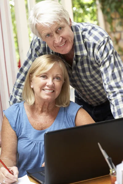 Seniorenpaar arbeitet — Stockfoto