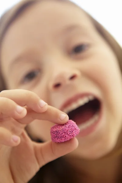 Dziewczynka jedzenie cukierków — Zdjęcie stockowe