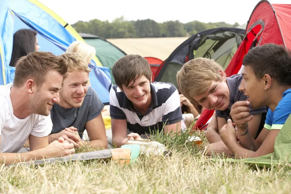 Meninos em viagem de acampamento — Fotografia de Stock