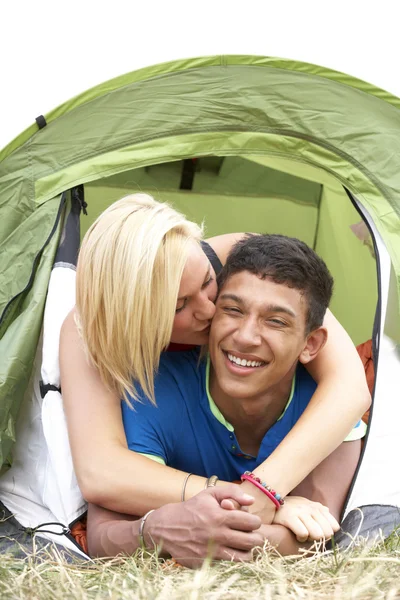 Couple on camping trip — Stock Photo, Image