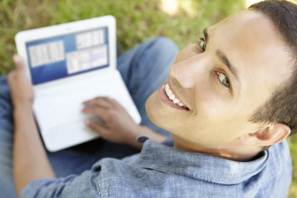 Mann benutzt Laptop — Stockfoto