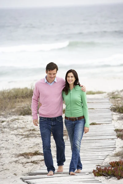 Paar wandelen door zee — Stockfoto