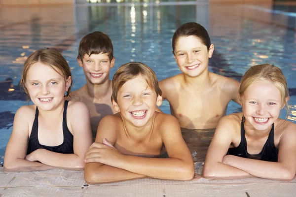 Kinder im Schwimmbad — Stockfoto