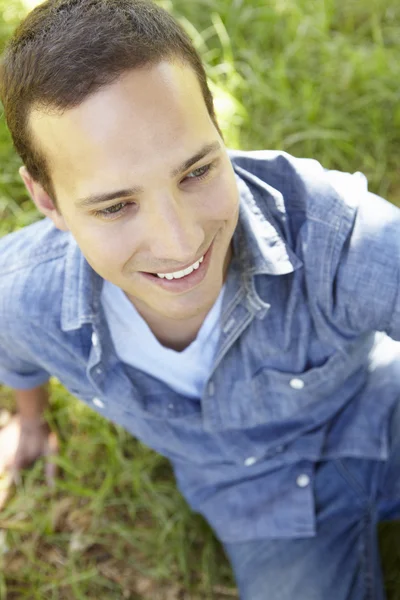 Man op gras — Stockfoto