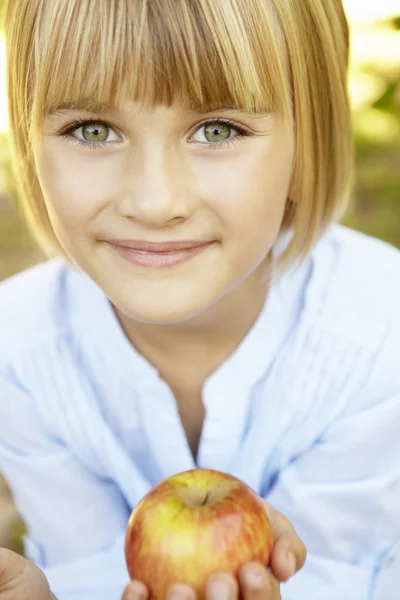 Young girl with apple — Stock Photo, Image