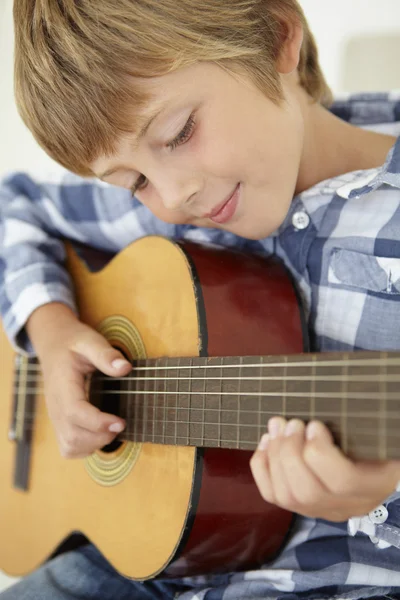 Pojke spela akustisk gitarr — Stockfoto