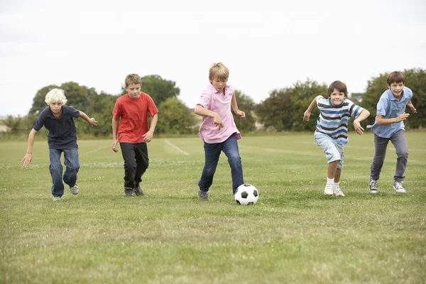 Pojkar spelar med fotboll — Stockfoto
