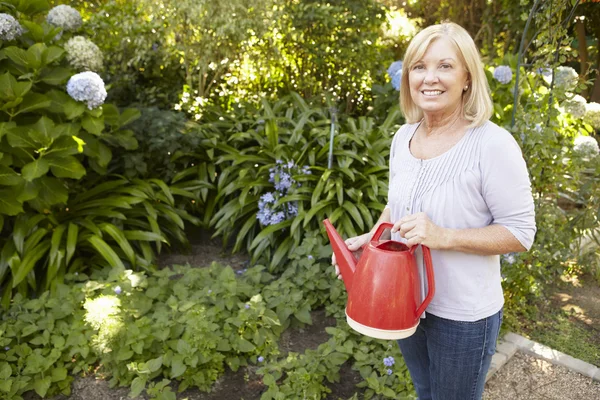 Donna irrigazione giardino — Foto Stock