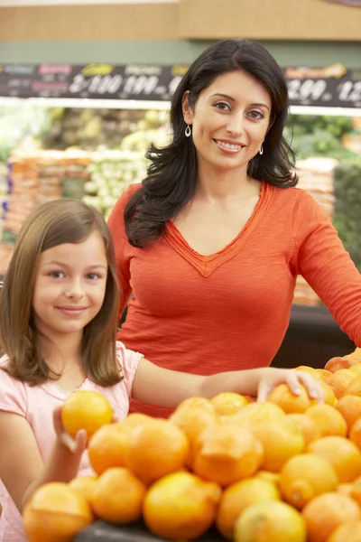 Mor och dotter shoppar — Stockfoto