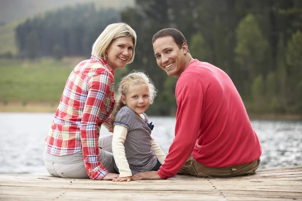 Familie zit op een steiger — Stockfoto