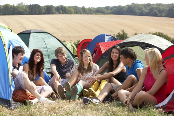 Pessoas em viagem de acampamento — Fotografia de Stock