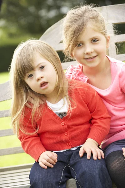 Menina com Downs Síndrome irmã — Fotografia de Stock