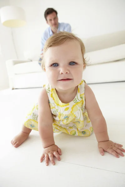 Baby-Tochter krabbeln — Stockfoto