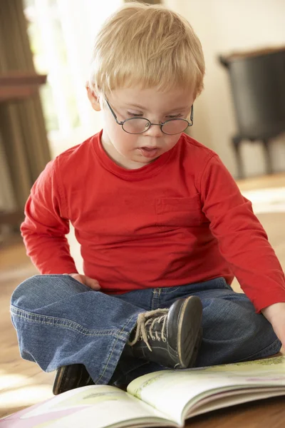 Menino com Síndrome de Downs leitura — Fotografia de Stock