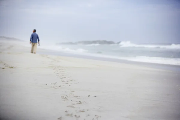 Senior homem na praia — Fotografia de Stock