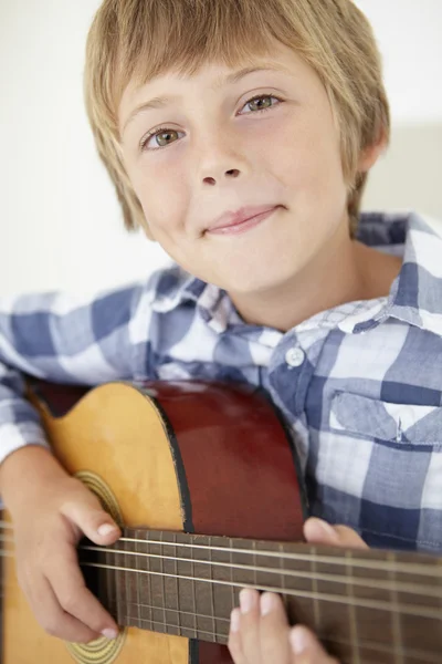 Хлопчик грає на акустичній гітарі — стокове фото