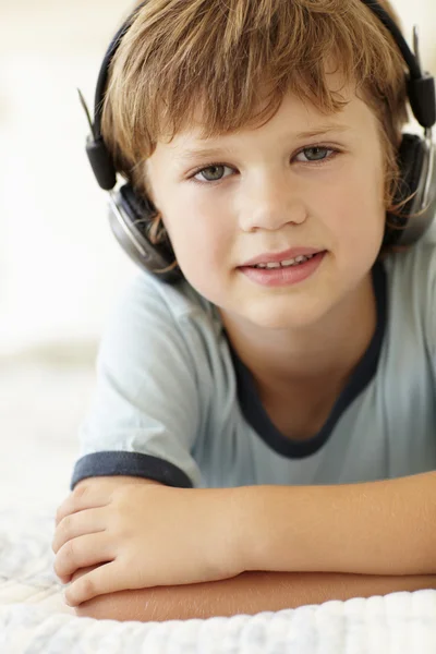 Kulaklıklar giyen genç çocuk — Stok fotoğraf