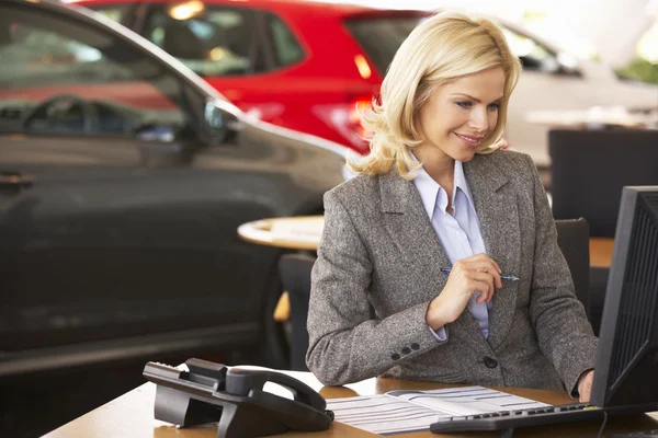 Mujer en sala de exposición de coches —  Fotos de Stock