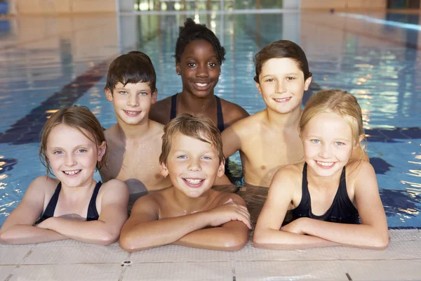 A medencében gyermekek — Stock Fotó
