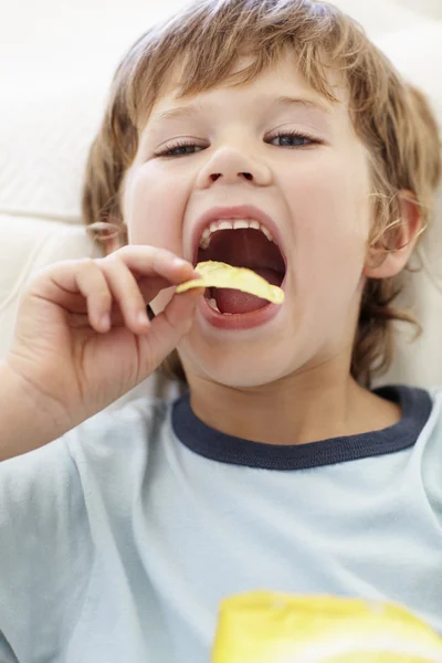 Garçon manger des chips — Photo