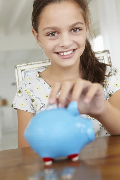 Menina com banco porquinho — Fotografia de Stock