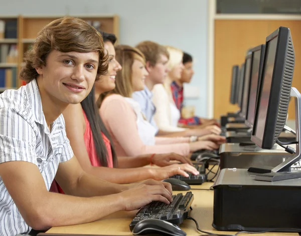 Studenten arbeiten an Computern — Stockfoto