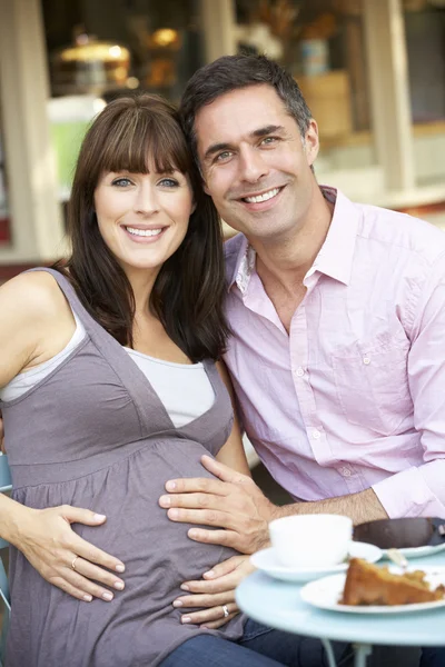 Couple enceinte assis dans un café — Photo