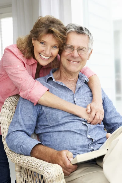 Senior koppel ontspannen — Stockfoto