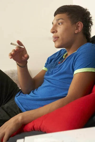 Boy smoking — Stock Photo, Image