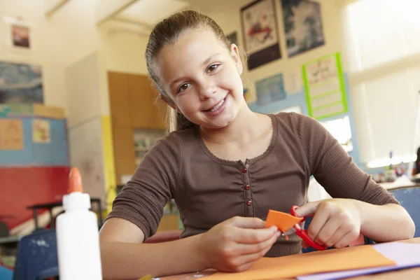 Chica en clase de arte y artesanía — Foto de Stock